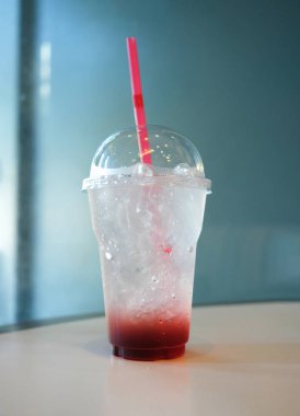 Kafede suyu karıştırma soda bir bardak