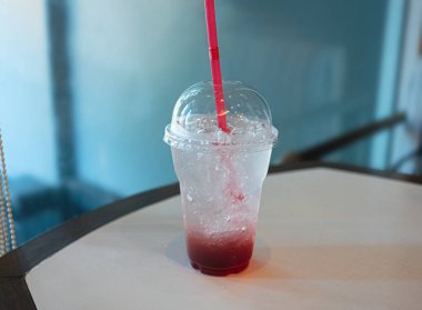 Restoranda yemek masasında suyu karıştırma soda bir bardak