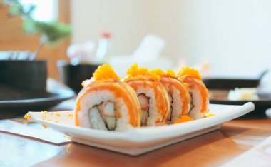 Seçici Focus dört parça Philadelphia Rolls tobiko üstte. Japon yemek yemek
