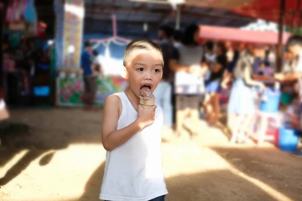 Small Kid Enjoy Eating Chocolate Ice Cream Cone While Travel — Stock Photo, Image
