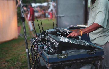 Dj canlı geleneksel festivalde müzik çalıyor
