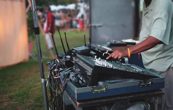Dj canlı geleneksel festivalde müzik çalıyor