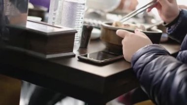 İnsanlar restoranda öğle yemeği yemek ten hoşlanıyorlar.