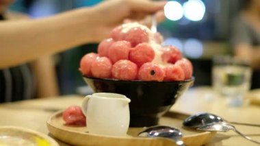 Kafe ve restoranda Bingsu karpuz topları