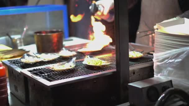 Comida Fresca Parrilla Con Fuego Rociado Hombre — Vídeo de stock