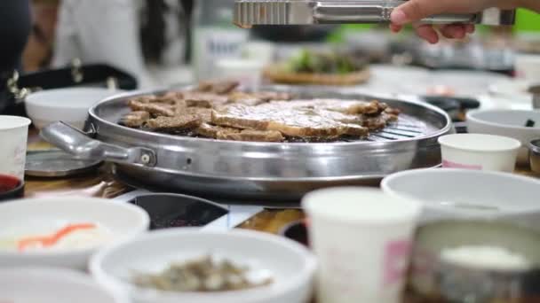 Les Gens Aiment Les Aliments Crus Grillés Dans Restaurant — Video