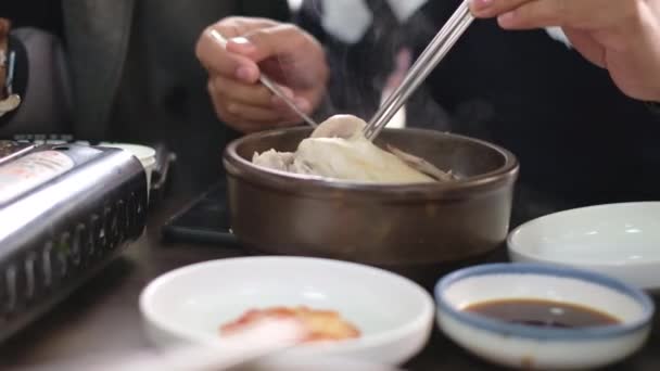 Homem Come Sopa Frango Cozida Restaurante — Vídeo de Stock