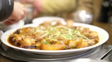 Yemeye hazır taze güveç kapatın