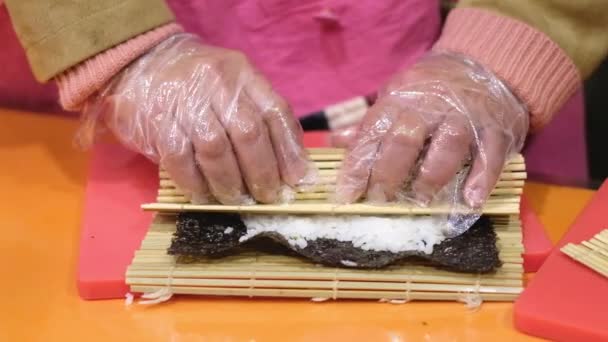 Close Chef Fazendo Comida Coreana Kimbap Cozinha — Vídeo de Stock