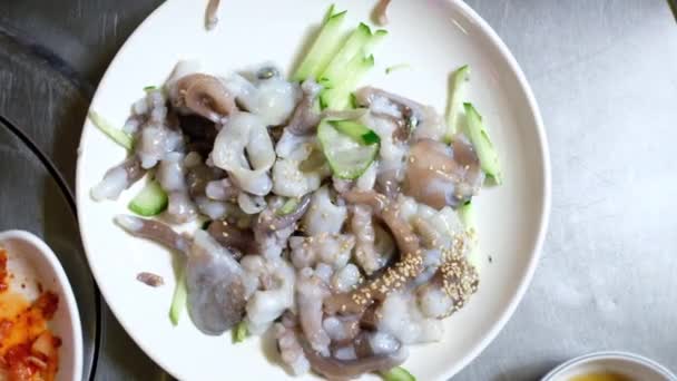 Vista Superior Comida Coreana Sannakji Tentáculos Crudos Pulpo Listo Para — Vídeo de stock