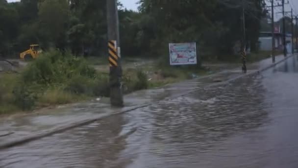 Voertuig Door Overstroming Tijdens Regen Krabi Thailand — Stockvideo