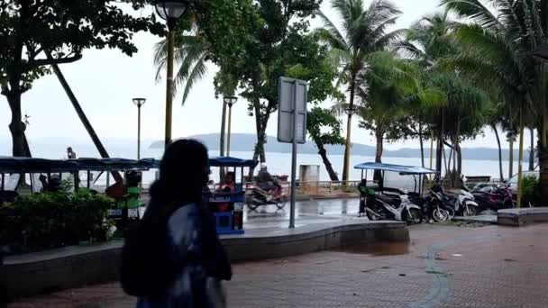 泰国甲米省奥南市 2019年9月9日 雨后游客喜欢在海滩附近散步 风景优美 — 图库视频影像