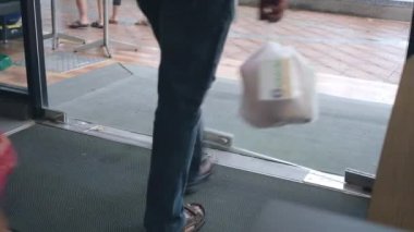 Alışverişten bittikten sonra dükkandan ayrılan müşteriler