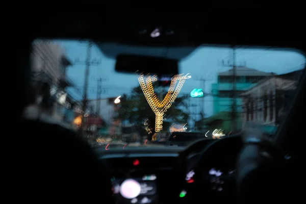 Hareket, kararsız kamerayla yol boyunca sürat yüzünden bulanıklaştı