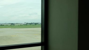 Bangkok, Tayland - 29 Ağustos 2019: Yolcu odasından Don Mueang uluslararası havaalanına kalkan uçak