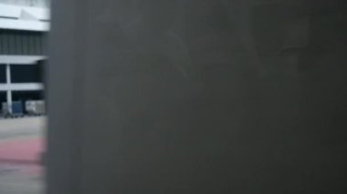 Otobüs kullanırken havaalanı görünümünde mini konteynır arabalarıyla odaklanmış lojistik.