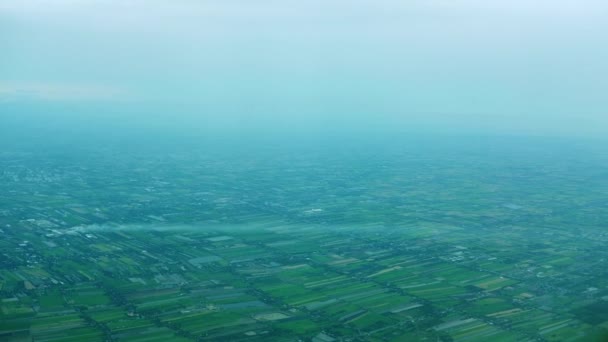 Vliegen Boven Groen Akkerland Met Zware Mist — Stockvideo