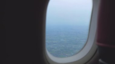 Uçağın penceresinden hava sisli.
