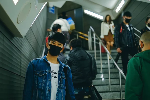 Hombre Usa Mascarilla Protectora Estación Del Metro Con Otras Personas —  Fotos de Stock