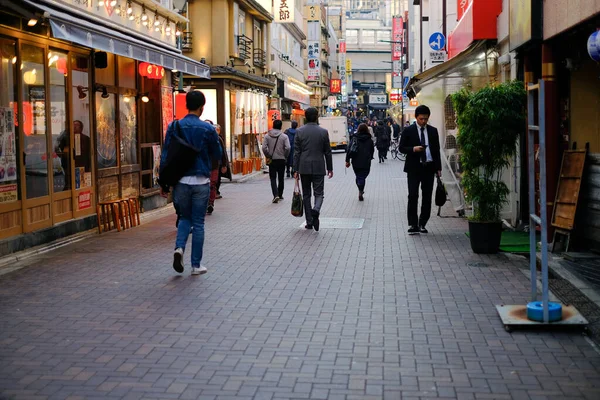 Tokyo, Japonya - 22 Kasım 2018 Ueno İlçesi Sabah temiz sokakta işe gider