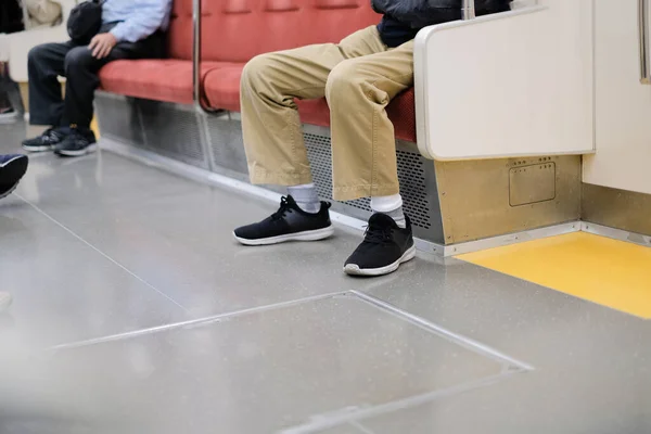 Metrodaki koltuk ile insanların işe gitmesi ve seyahat konsepti arasındaki sosyal mesafe