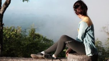Genç Asyalı kızın portresi. Poz veriyor, gülüyor ve bakıyor.