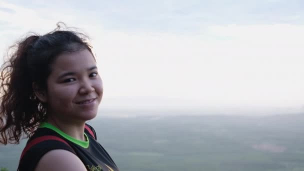 Retrato Chica Alegre Cima Montaña Con Hermosa Vista Fondo Madrugada — Vídeo de stock