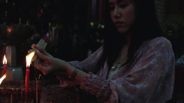Mooie Aziatische Vrouw Steekt Wierook Van Rode Kaars Aan Boeddha — Stockvideo