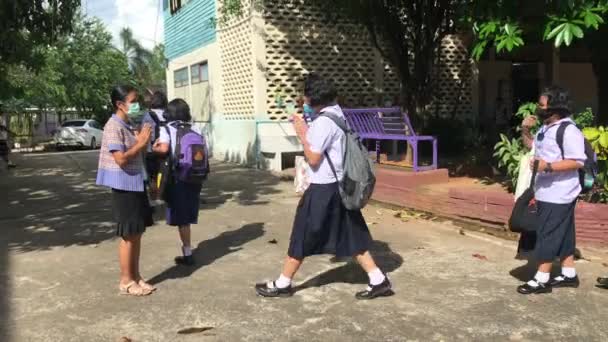 Trang Tailandia Agosto 2020 Jóvenes Estudiantes Escuela Banyantakhao Hacen Fila — Vídeo de stock