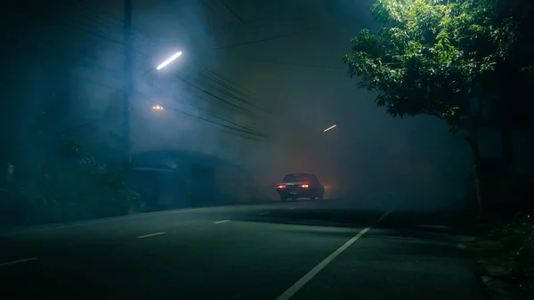 Carro Clássico Dirigir Estrada Abandonada Com Grande Grupo Fumaça Conceito — Fotografia de Stock