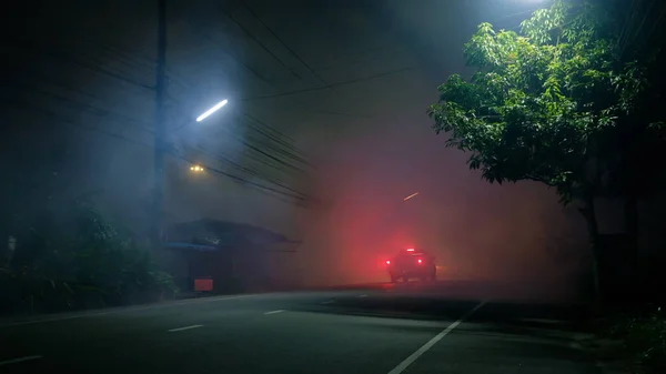 Caminhão Recolha Nevoeiro Estrada Vazia Com Luz Traseira Vermelha Cidade — Fotografia de Stock