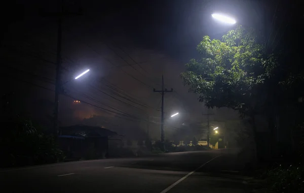Pusta Droga Pod Światłem Ulicy Dymem Nocy Ufo Tle — Zdjęcie stockowe