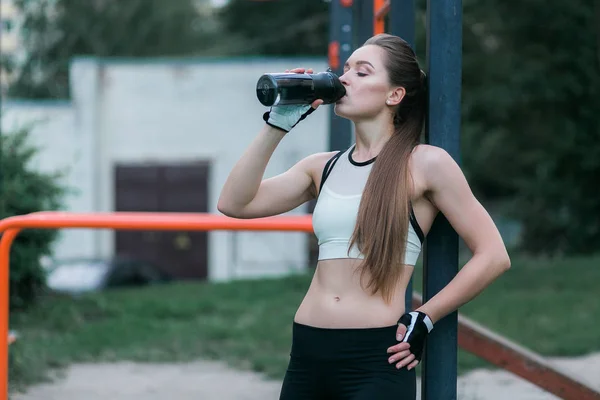 Fitness kadın içme suyu spor barlar açık — Stok fotoğraf