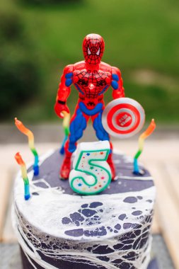 Doğum günü pastası ile en iyi ans batman maskesi masada açık üzerine örümcek adam bebek 5 yıl