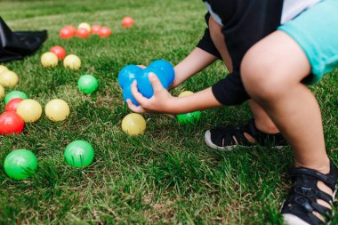 Renkli plastik oyuncak topları çimenlerde döktüm. Çocuk gethering mavi topları. Bebek Doğum günü partisi faaliyet