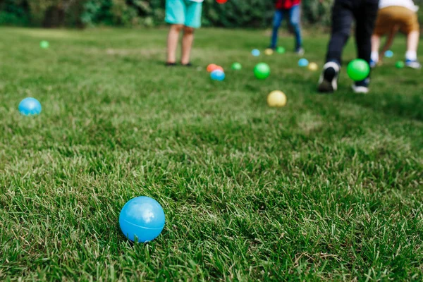 彩色儿童塑料玩具球洒在草丛中。婴儿生日聚会活动 — 图库照片