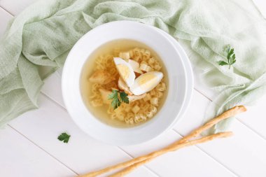 Tavuk çorbası ile yumurta yukarıdan aşağıya görünümü