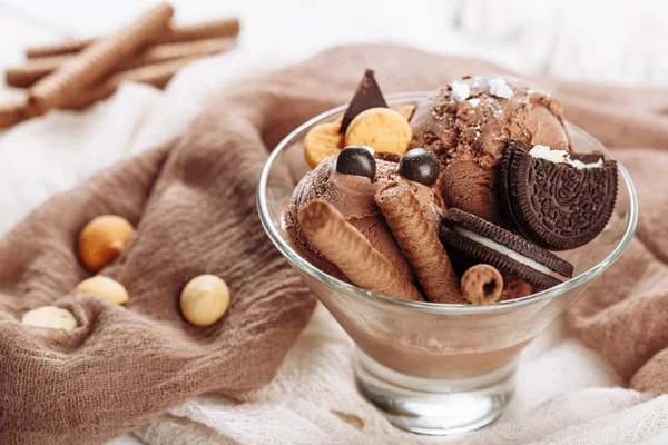 Schokoladeneis-Dessertschüssel mit Plätzchen-Snack — Stockfoto