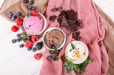 Vanilyalı dondurma düz ayarlamak çikolatalı pembe meyve yatıyordu