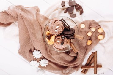 Çikolatalı dondurma kurabiye tatlı kase düz Lay