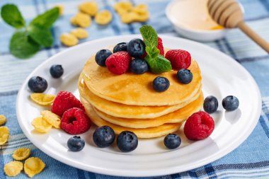 Yaban mersini bal tatlı yığın Brunch gözleme