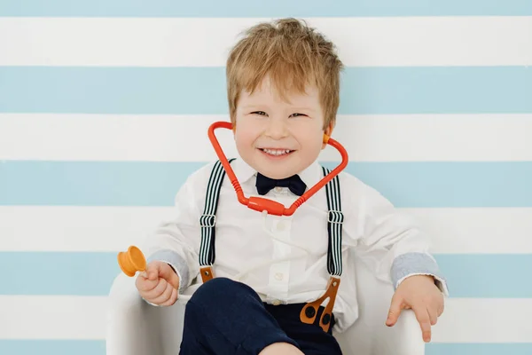 Sorrindo Little Boy Doctor usando estetoscópio de brinquedo — Fotografia de Stock