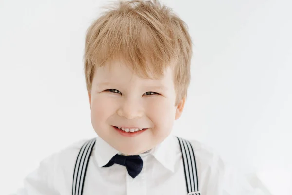 Милий маленький кавказький хлопчик посміхається крупним планом портрет — стокове фото