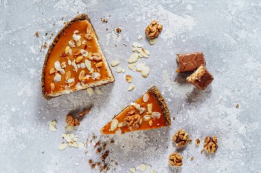 Tatlı Karamel ve Fıstıklı Cheesecake Pie Top View