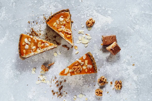 Hausgemachte Karamell-Erdnuss-Käsekuchen flach liegend — Stockfoto