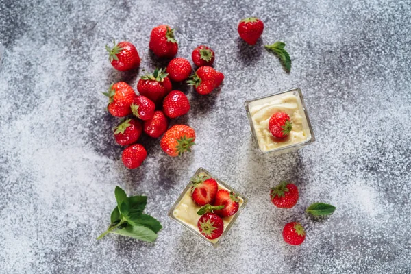 Erdbeere panakota italienisch cool leckeres Dessert — Stockfoto