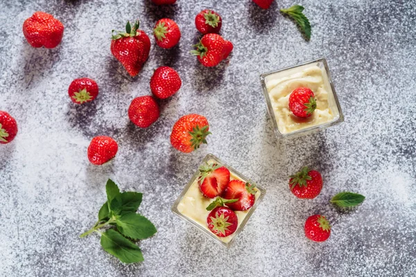 Erdbeere panakota italienische Milch süßes Dessert — Stockfoto