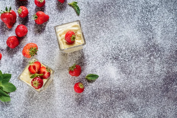 Erdbeer Panakota kalte frische Milch süßes Dessert — Stockfoto