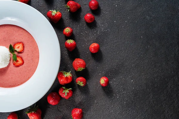 Erdbeer Gazpacho Mousse mit Eis — Stockfoto