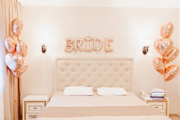 Camera d'albergo per la prima notte di nuova coppia sposata — Foto Stock